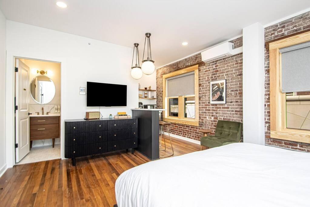 King Bed Stylish In Heart Of Downtown # 200 Appartement *