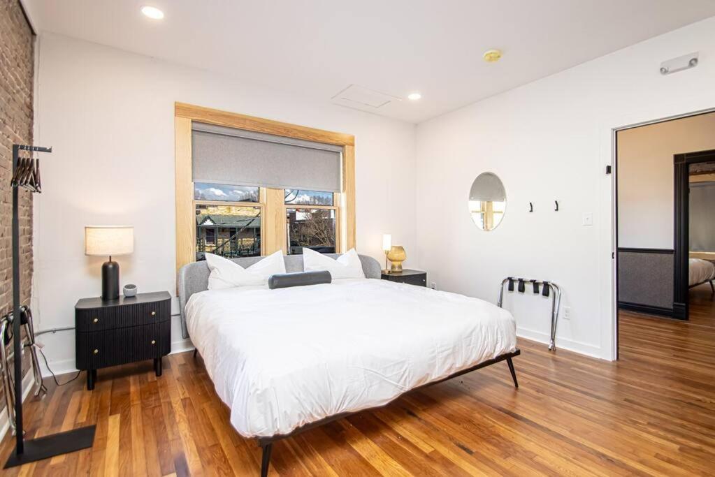 King Bed Stylish In Heart Of Downtown # 200