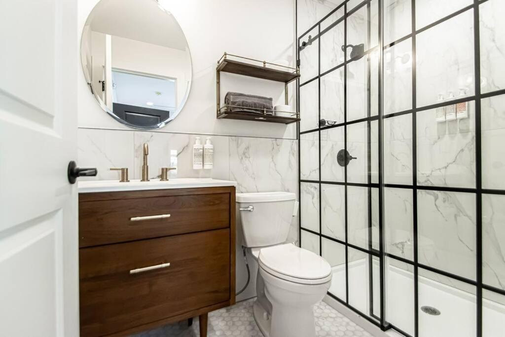 King Bed Stylish In Heart Of Downtown # 200 Appartement *
