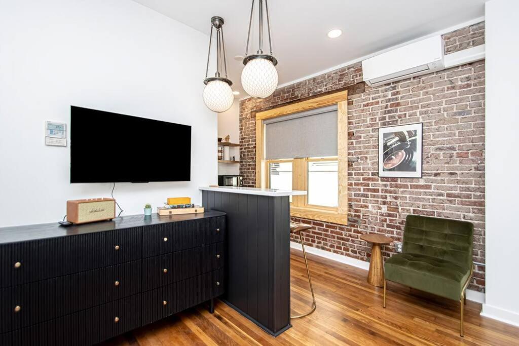King Bed Stylish In Heart Of Downtown # 200 Appartement Hot Springs