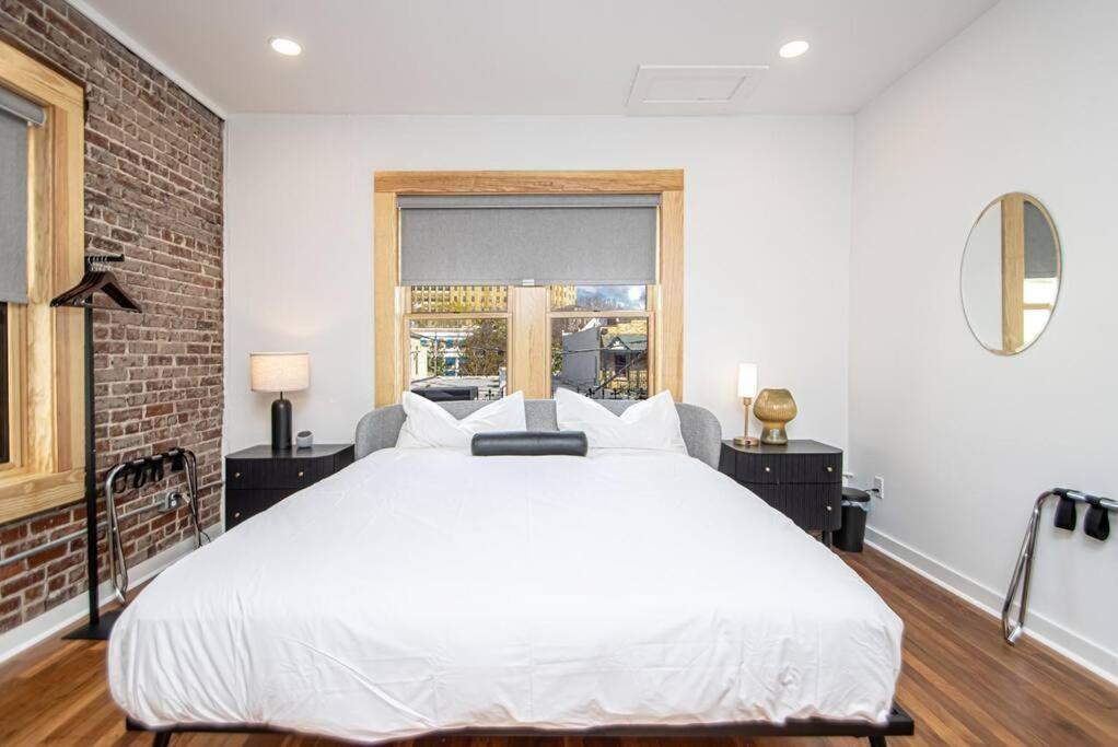 King Bed Stylish In Heart Of Downtown # 200 Appartement Hot Springs