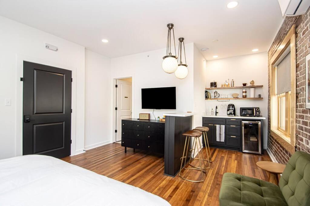 King Bed Stylish In Heart Of Downtown # 200 Appartement