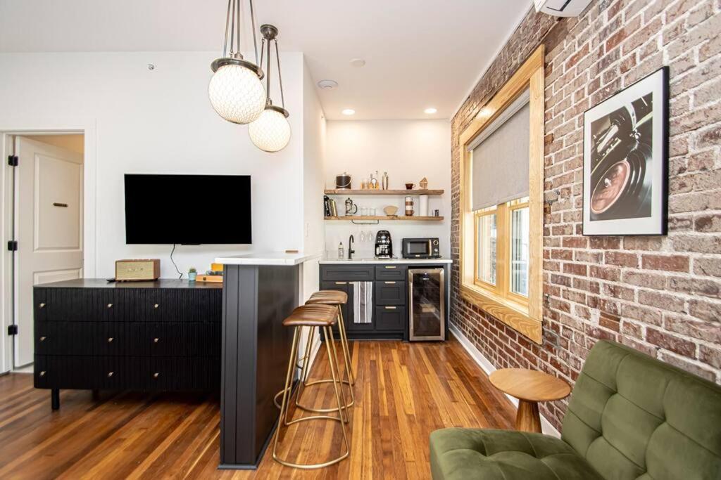 King Bed Stylish In Heart Of Downtown # 200 Appartement